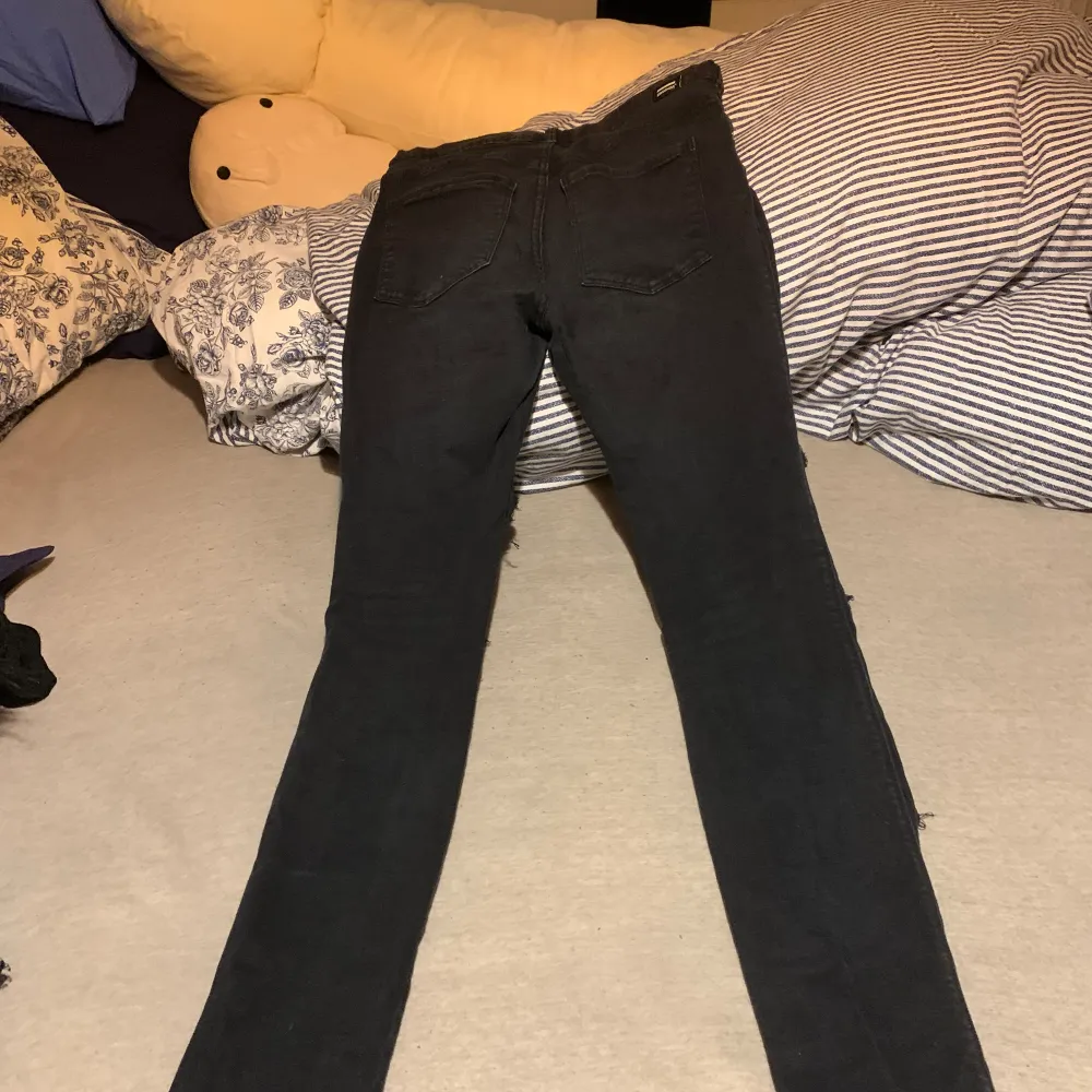 Svarta jeans med stretch . Jeans & Byxor.