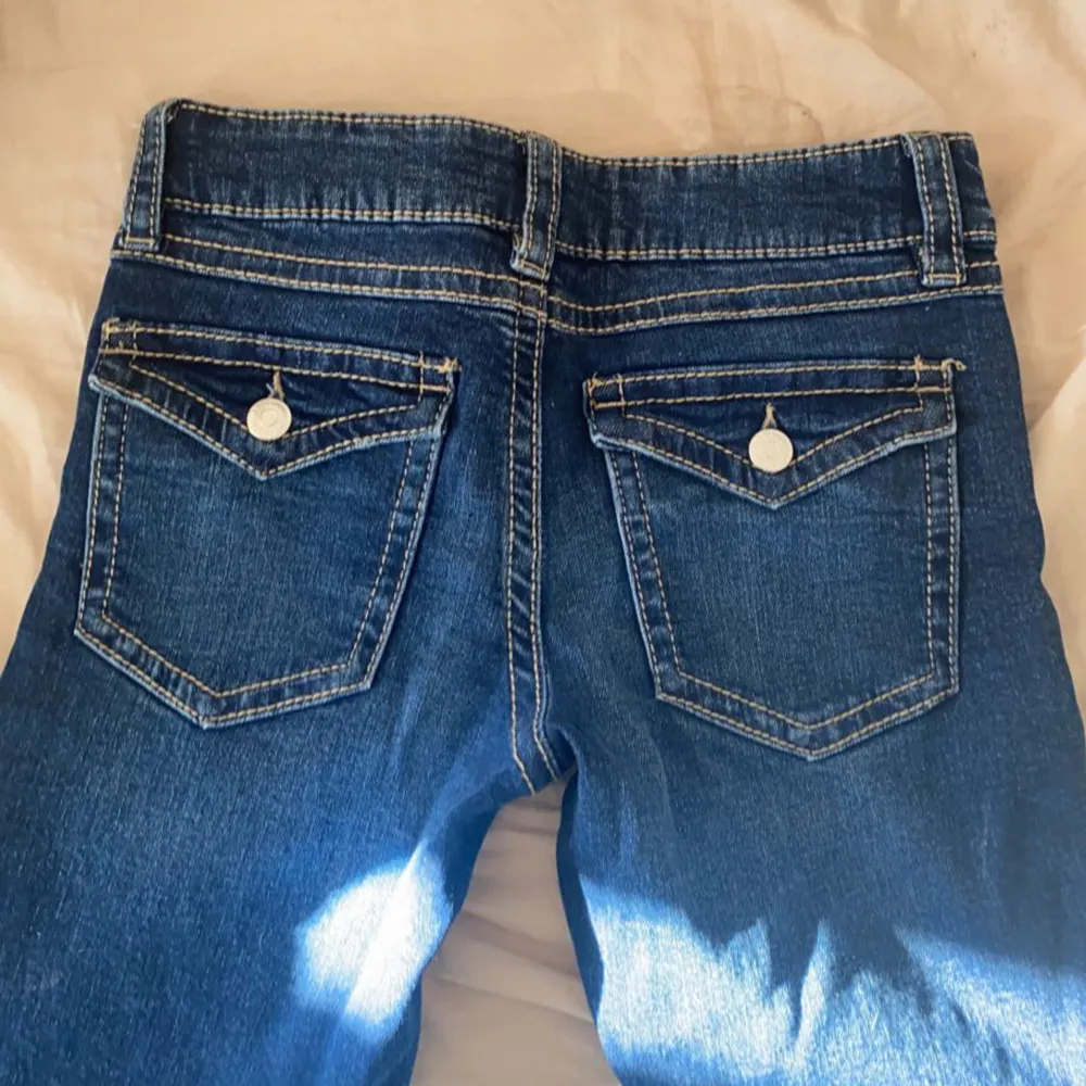  Lågmidjade jeans från Gina Tricot med fickor, storlek 158 men passar mig som har 160/xs (första bilden) beroende på hur man vill den ska sitta💕💕. Jeans & Byxor.