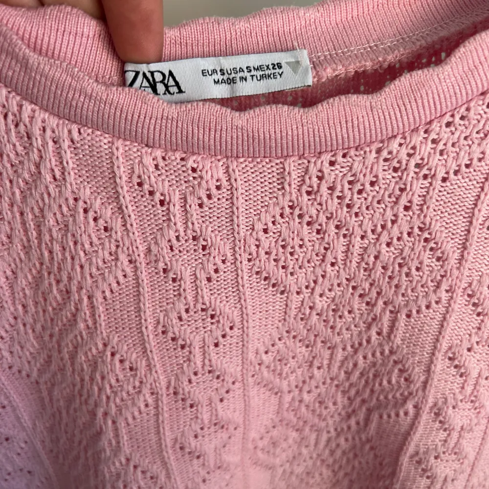 Jättegullig kortärmad tröja från Zara som inte har kommit till användning💕  Säljer för 160kr+ frakt!! Hör av er för mer info . Toppar.