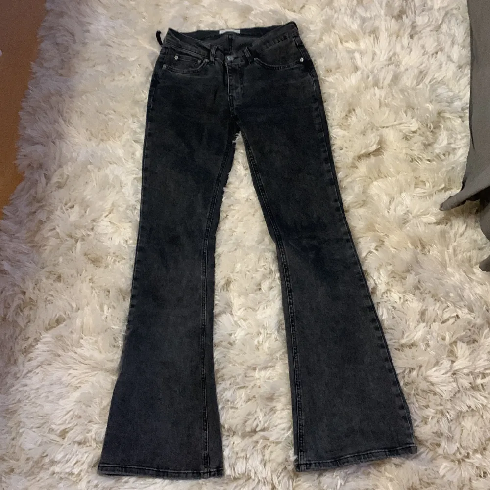 Jag säljer dessa svarta jeans ifrån Gina Tricot för att dom är för korta för mig i längden. På bild 2 kan man se att jeans hällan har gått av men det kan man lätt laga. . Jeans & Byxor.