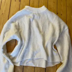 mysig stickad tröja från hm 🤩 fint skick men lite nopprig efter tvätt 