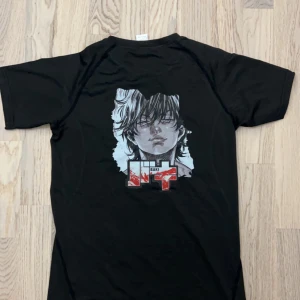 BAKI compression t shirt - Compression t shirt med Baki tryck sitter riktigt bra och är aldrig använd, perfekt gym t shirt