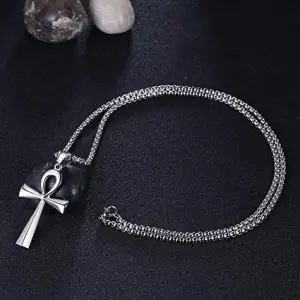 Nytt silverfärgat halsband i rostfritt stål med ankh-symbol.   Stilrent och kraftfullt.   Amuletten är 4,3 cm lång x 2,5 cm bred. 50 cm kedja.   Tåligt material, repas inte lätt.   Nytt och oanvänt.  Ett vackert och magiskt smycke.   