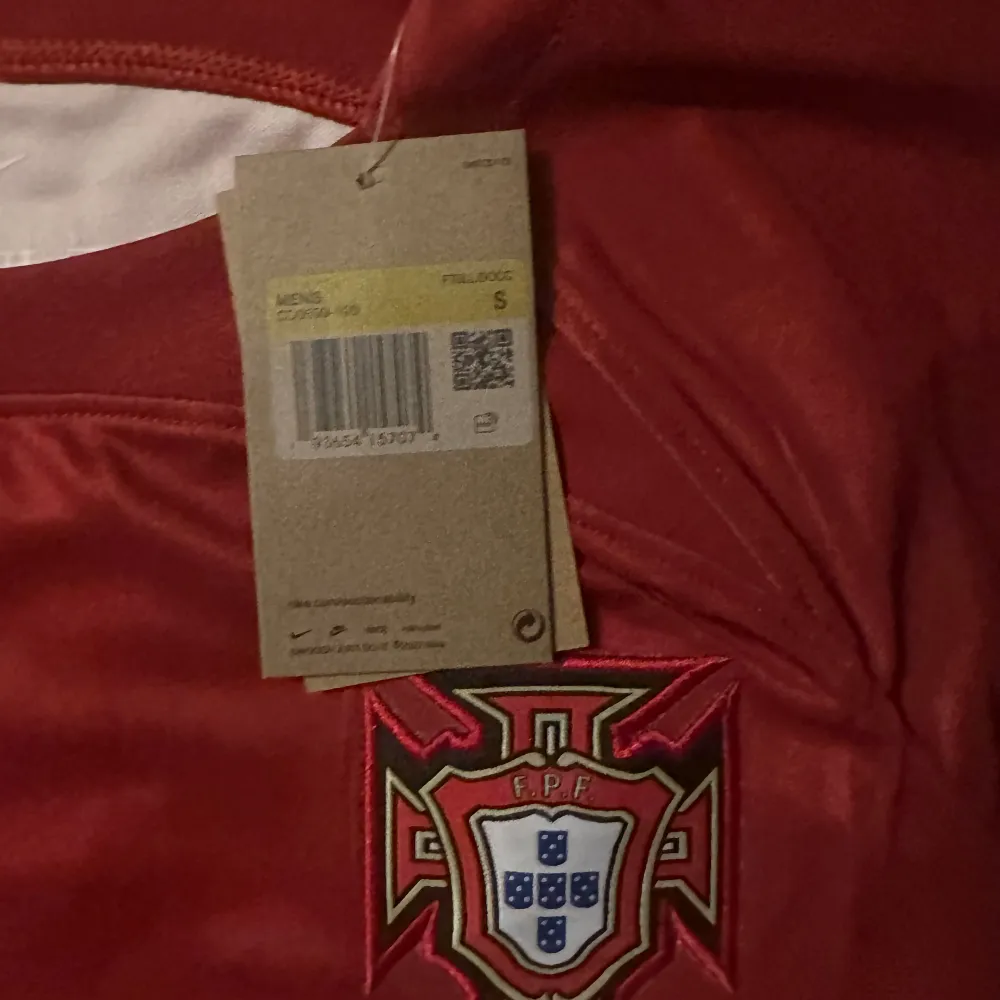 En väldigt fin Portugal tröja till salu. Brukar alltid frakta 1-2 dagar efter köpet.. T-shirts.
