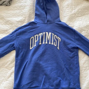 Optimist Hoodie - Hoodie med tryck. Storleken är XL men passar en S och M❤️🥰