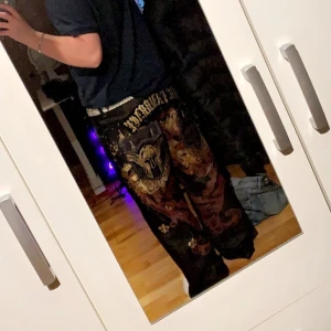 Raw Blue jeans - Säljer dessa asfeta baggy rawblue jeans med fett tryck.  storlek 34/31, säljer dem då de inte kommer till användning längre. Kom pm vid fler frågor