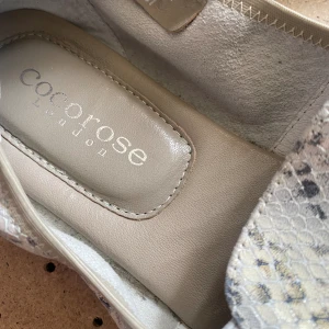 Skimrande omrskinnsskor strl 37 - Ballerina ormskinnsmönstrade skor storlek 37