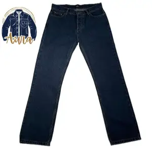 Sprillans nya jeans med fantastisk passform  i en stilren design. Utmärkt till sommaren. Finns att välja i flera olika storlekar (se nedan) använd storleksguiden  28/28🔴 30/30🟢 30/32🟢 30/34🔴 32/30🔴 32/32🟢 32/34🟢 34/30🔴 34/32🔴 34/34🔴 36/34🔴