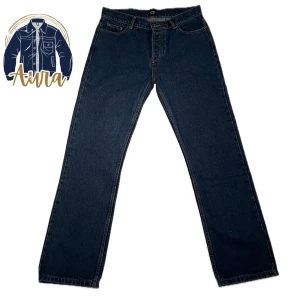 Montén Jeans (Nypris 1200) - Sprillans nya jeans med fantastisk passform  i en stilren design. Utmärkt året om. Finns att välja i flera olika storlekar (se nedan) använd storleksguiden  28/28🔴 30/30🟢 30/32🟢 30/34🔴 32/30🔴 32/32🟢 32/34🟢 34/30🔴 34/32🔴 34/34🔴 36/34🔴