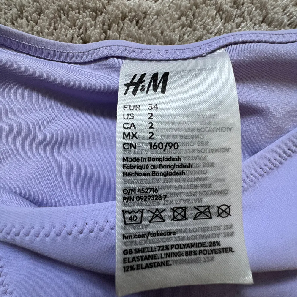 Säljer denna bikini ifrån H&M, nyskick i bra kvalitet, storlek 34 i underdelen och 32 i överdelen. Säljs inte längre. Säljer då den inte kommer till användning.  Båda delar inkluderade i priset. . Övrigt.
