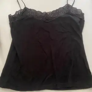 Vintage spets linne i färgen svart! Hör av dig om fler frågor 🖤