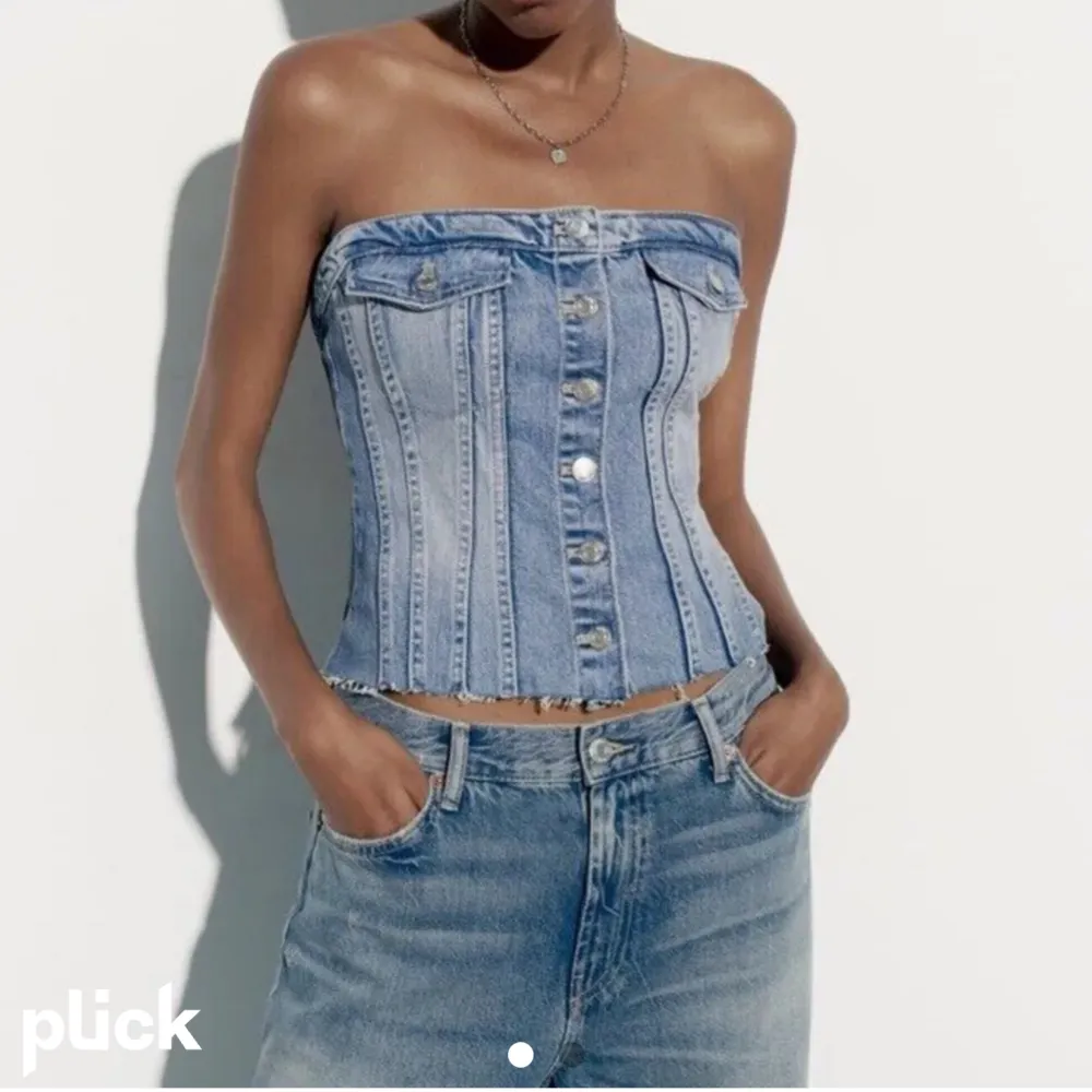 Säljer min superfina jeans topp , finns inte att köpa på Zara längre☀️🩷 knappt använd😍 fler bilder finns!. Toppar.