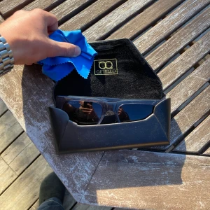 QETELLO - Portofino - Stilrena solglasögon i modellen Portofino från märket QETELLO.  Nypris: 1250kr Mitt pris: 899kr  Linserna: Polariserat UV400, reptåliga och vattenavvisande  Ramen: Italienskt Acetat Rambredd 146mm, Bygellängd 150mm  Använda ett fåtal gånger 9/10 