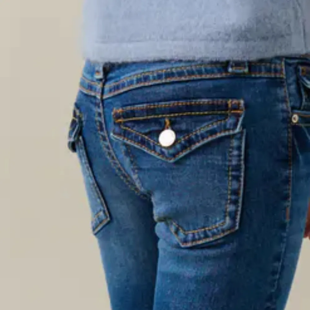 Lågmidjade lite slitna(dom ska va så) jeansshorts från pullandbear🥰😁💓 Jättefina men lite för små för mig. Har bakfickor som ser ut som jeansen på sista bilden😍Är i storlek 32/xs. Shorts.