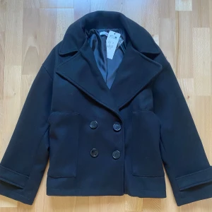 Designbysi Gina jacket svart🖤 - Säljer denna helt nya, oandvända jacka då den tyvärr är lite för stor för mig. Lapp sitter kvar och inga defekter! Originalpris var 800 och jag säljer för 500, skriv gärna till mig vid önskemål om mer bilder eller annat💗💗