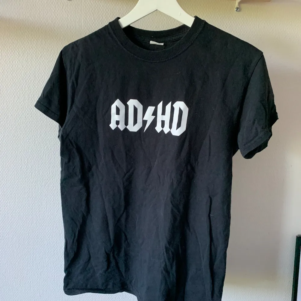 Rolig tisha med adhd motiv i AC/DC font!  . T-shirts.