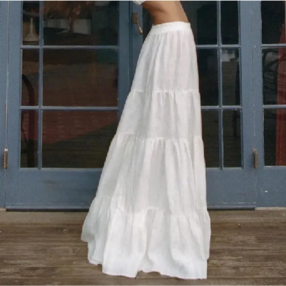 Lång vit kjol helt ny och oandvänd tryck på köp direkt om du är intresserad 💋. Kjolar.