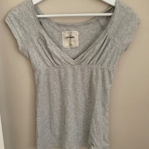 Söt tröja - Jättegullig tröja men kommer tyvärr inte till användning, väldigt 2000s känsla💕