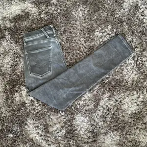 Fina Replay anbass jeans i bra skick och storlek W28 L32. Säljs pågrund av att de är för små. Har även flera jeans på min profil!