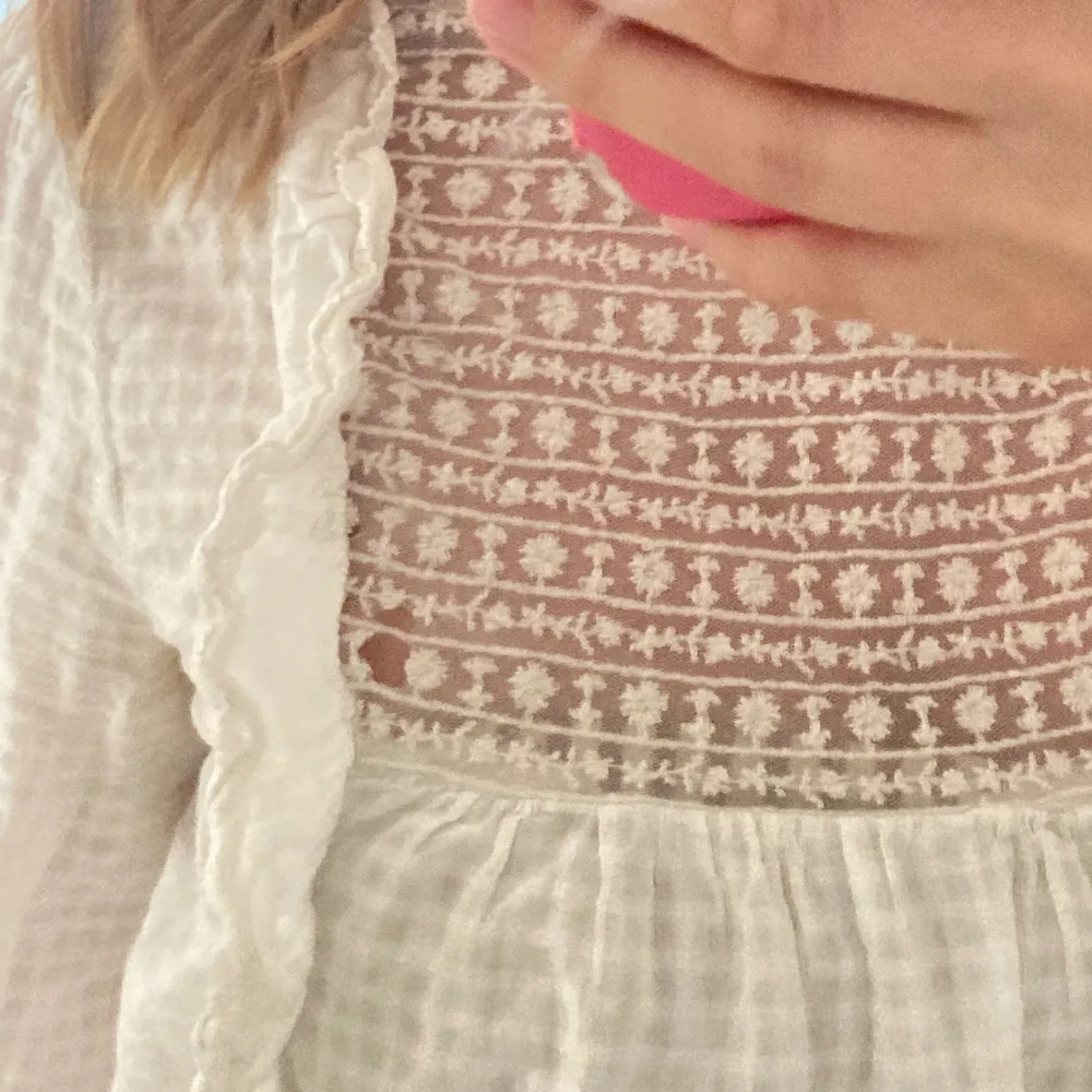 Super fin blus som jag tycker om jĂ€tte mycket đ Litet hĂ„l som knappt syns . Puserot.