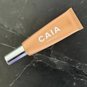 CAIA Liquid Highlighter - Endast testad, nyskick. Färg Pearl Swirl. Nypris: 325kr Säljs pga slutat med smink men vet den är uppskattad av många😀Säljer massa Caia saker på min sida. 