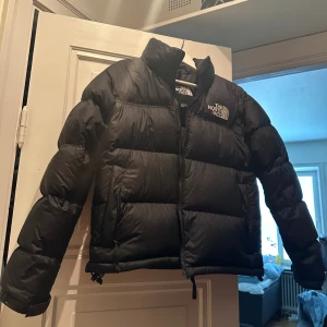 The North Face Nuptse - 2 säsonger gammal, nuptse modellen (WMS) köpt på Junkyard (tyvärr ingen kvitto bevarat.) - pris kan därför diskuteras vid snabbköp. Finns att hämta på Karlaplan eller mötas upp i närheten.  