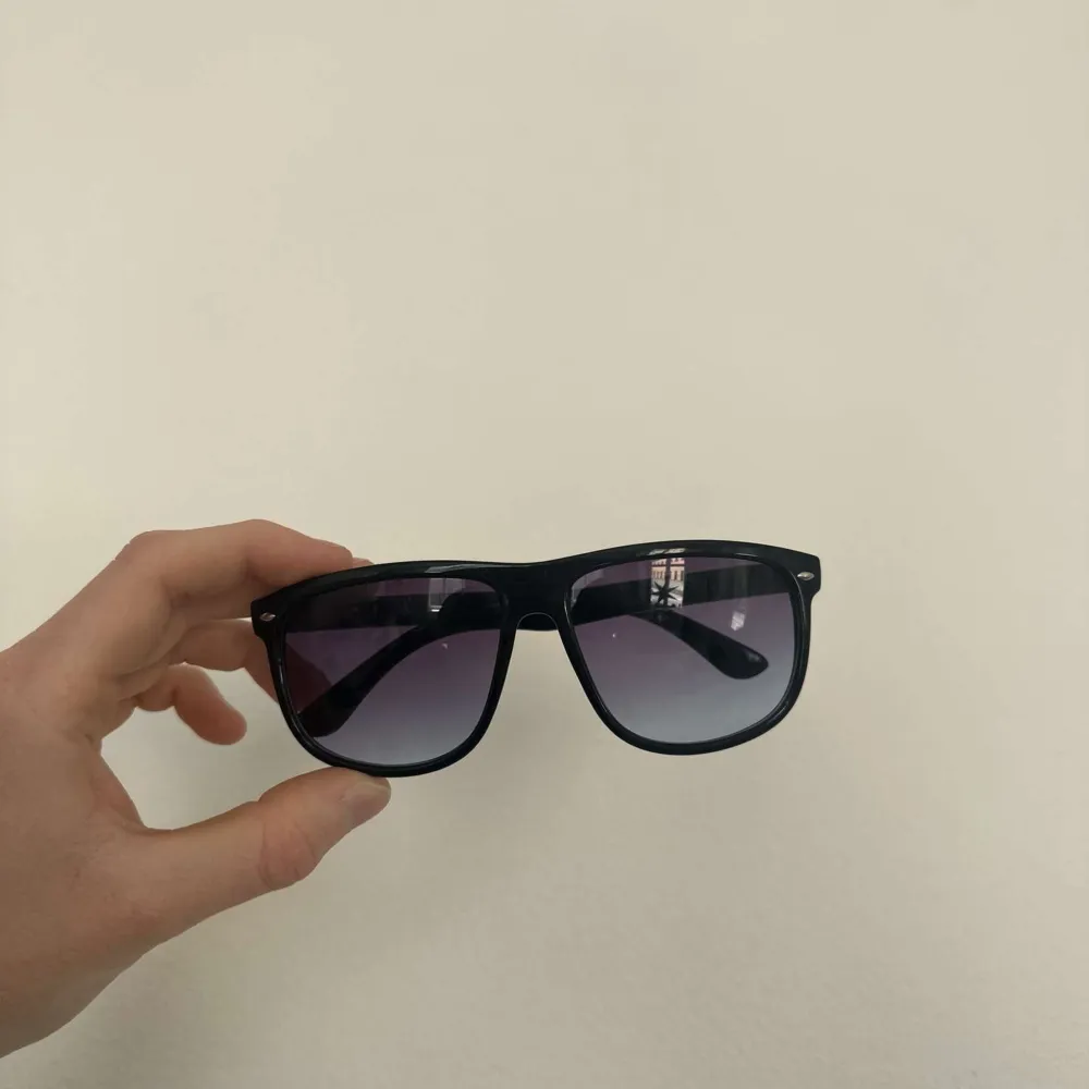 Hej säljer 6 stycken solglasögon helt nya från ett eget företag! Det är likt modellen Boyfriend av märket Rayban men för ett mycket billigare pris! Det är bara att skriva för mer frågor privat! Säljs billigare här (det har uv glas). Övrigt.