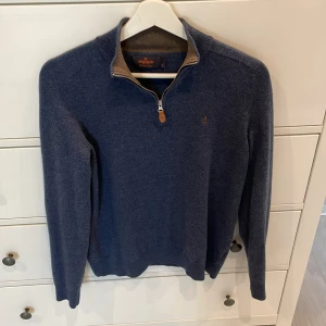 Morris zip  - En Morris zip tröja i storlek M men sitter som en S, tröjan är i 100% merinoull och är extremt skön. Nypris ligger på 1599kr