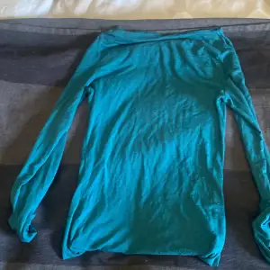 Säljer denna otroligt fina intimissimi tröja i mörk grön, säljer då den inte kommer till användning ❤️ Om ni vill ha bilder på hur den sitter på så är de bara och skriva❤️