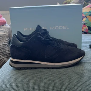 Philippe Model Trainers  - Ett par helt nya Philippe Model trainers i 9/10 skick! Nypris är 3200  Vårt pris 1250kr Pris kan diskuteras vid snabb affär! Kvitto, box och tags ingår! Hör av dig vid minsta funderingar!😁