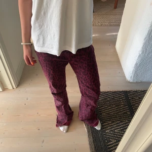 Röda leopard jeans - Sååå coola och trendiga leopard jeans köpta second hand. Dem är lite långa på mig som är 163 så skulle säga att dem passar i längden från 163cm till typ 172 lite beroende på. 