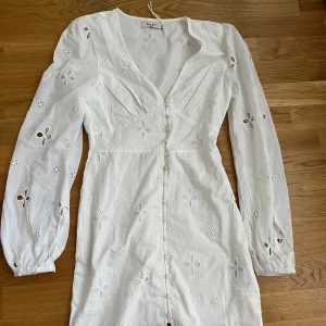 Nakd klänning nyskick  - Superfin sommarklänning från nakd. Använd en gång. Liten i storleken, passar en 36 också. Köpt för 599