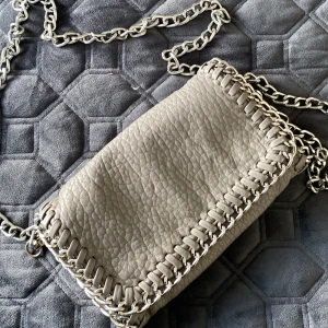 tiamo väska - säljer min jätte fina tiamo väska i super bra skick då den inte kommer till användning längre🌼💛