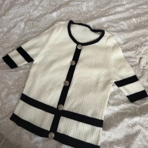 Söt topp - Svartvit söt topp, i fint skick. Storlek S