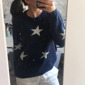 Stickad tröja  - Säljer en marinblå stickad tröja med vita stjärnor på. Den är från barnavdelningen men passar som S. Köptes från plick, men säljer vidare då jag inte fått så mycket användning av den:(  Använd 1-2 gånger.