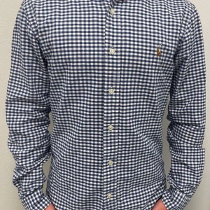 Polo Ralph Lauren skjorta - Hej, säljer denna Ralph Lauren Skjorta. Passar perfekt till sommaren och har inga defekter! Storlek S, slim fit. Kontakta oss för fler bilder eller info!