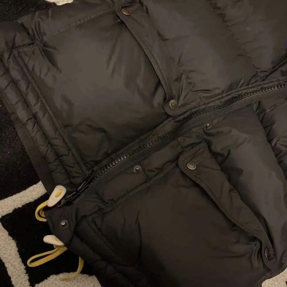 Hej igen! En mycket fin fjällräven jacka i storlek S💎 mycket fint skick utan skråmor eller sådant och hoppas nån vill ha denna fina jacka! Skriv för fler bilder🥰 hoppas ni gillar den🙈🌹. Takit.