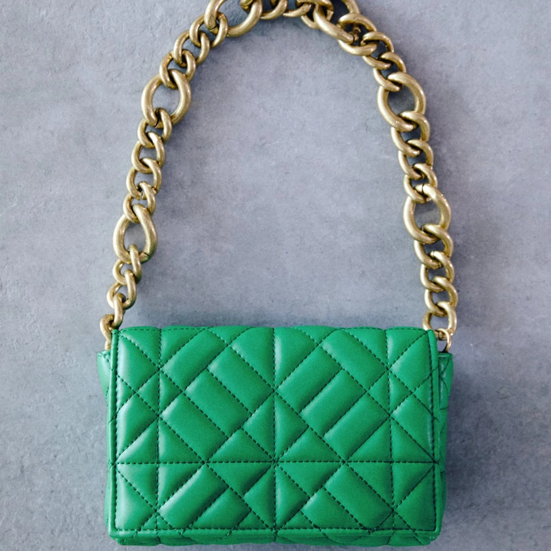Grön vadderad väska med kedja från Zara 💚 - 91