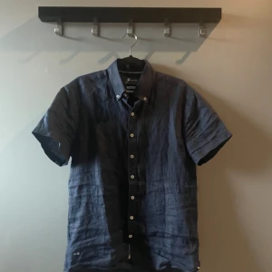 Kortärmad skjorta Sebago - Säljer min kortärmade skjorta från sebago. Den är i strlk small och endast använd 1 gång. Köpt på Bröderna Johansson för 749kr, säljer för 400. 