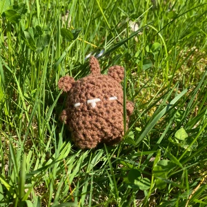 Bjørne!🐻 - Bjørne den bruna björn nyckelringen! Han är liten och söt, med ett surt och trött uttryck. Perfek till för att få en touch’ av sass till dina varje dag nödvändigheter. Köp Bjørne och låt honom hålla dig sällskap på dina dagliga äventyr. 