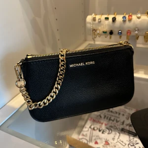 Michael kors väska - Säljer min väska, fick i födelsedagspresent så inget kvitto. Knappt använd så säljer för 1000. Du står för frakten och skickar endast spårbart. 