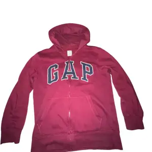 Tjena, säljer denna snygga gap zip hoodien. Säljer denna för att den är för liten. Storlek, xxl junior 14-16 år (xs-s). Bra skick