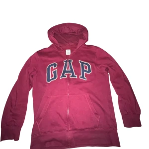 Gap zip hoodie - Tjena, säljer denna snygga gap zip hoodien. Säljer denna för att den är för liten. Storlek, xxl junior 14-16 år (xs-s). Bra skick