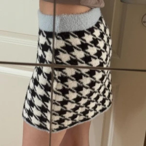 stickad kjol - kjol från h&m i storlek s ⭐️ använd ”köp nu”. 27/5-2024