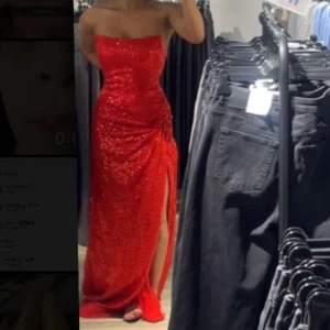 GLITTRIG BALKLÄNNING 🔥 - Säljer denna balklänning då den var lite för stor, knytning i ryggen, slit framtill. Nypris 2000kr, säljer därav för 1500kr.😍  ALDRIG ANVÄND , (pris kan diskuteras) 