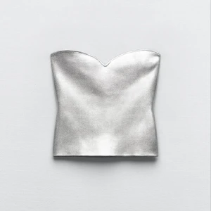 Silvrig topp - Säljer nu min silvriga topp från zara. Endast använd en gång så den är i väldigt fint skick. Hör av dig vid intresse och om du vill ha fler bilder🩷🩷