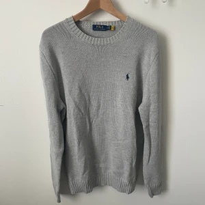 Ralph lauren tröja  - Säljer en sista Ralph lauren tröja den här gången för 500 kr. Perfekt inför kyliga sommarkvällar! Storlek M passar även S. Bra skick då den inte är använd på ett tag. Pris kan diskuteras vid snabb affär! 