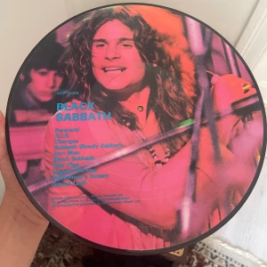 Black sabbath vinyl, Greatest hits - Fin skiva från black sabbath. Jättefin. Spelat utmärkt men fungerar lika bra som dekoration✌️🫶