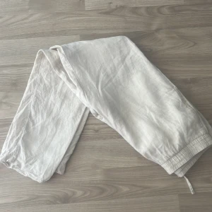 Linnebyxor  - Säljer linnnebyxor som inte kommer till användning längre. Väldigt fina och perfekta nu till sommaren. Köptes för 350 på h&m. Säljes billigt då summen nere vid foten på 4 bilden har lossnat. Är bara att du om man vill de men det syns inte. Fråga på!
