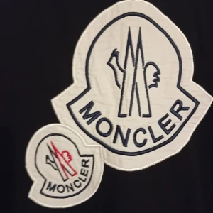 Moncler T-shirt S - Moncler svart T-shirt strl S